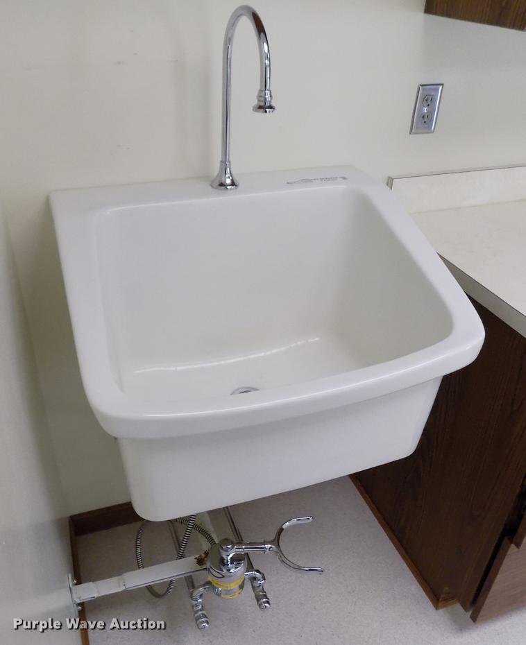 image for item FA9502 Wall mounted sink