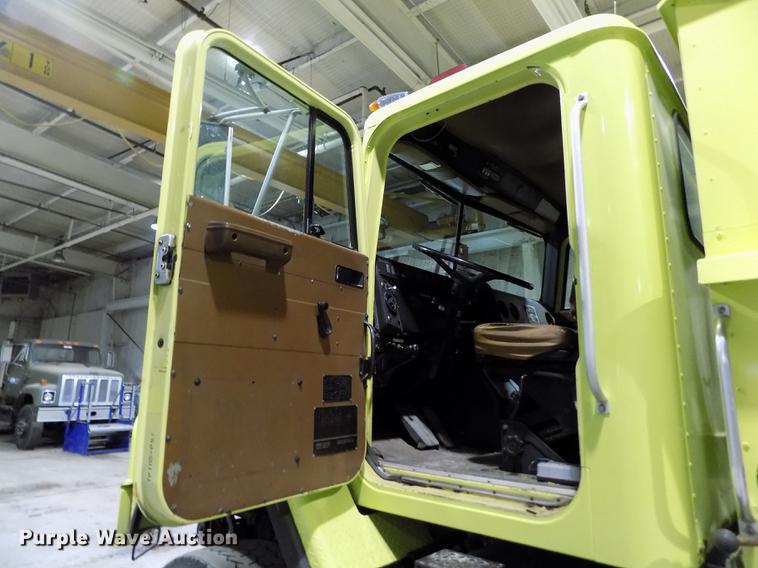 image for item FH9137 1987 International Paystar 5000 F5070 tanker fire truck