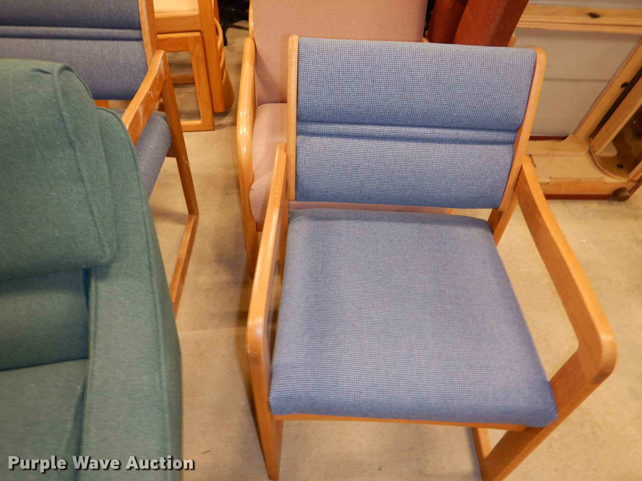 Furniture in Lawrence, KS Item FM9980 sold Purple Wave