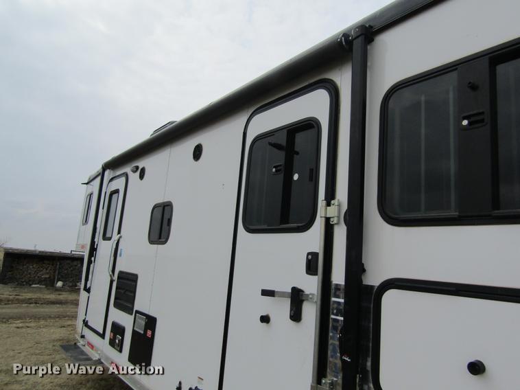 image for item DB4925 2017 Hoosier B8309 horse trailer