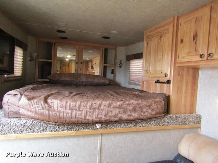 image for item DB4925 2017 Hoosier B8309 horse trailer