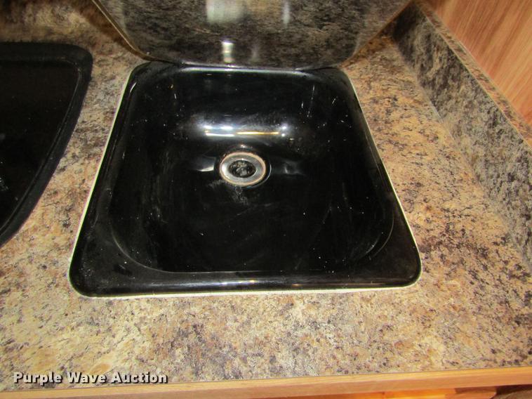 image for item DB4925 2017 Hoosier B8309 horse trailer