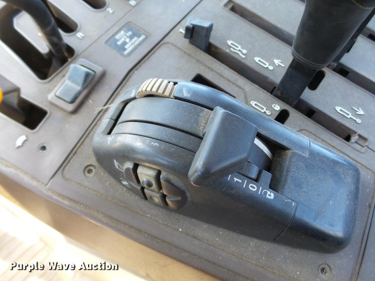 image for item DD2329 2005 John Deere 6615 MFWD tractor