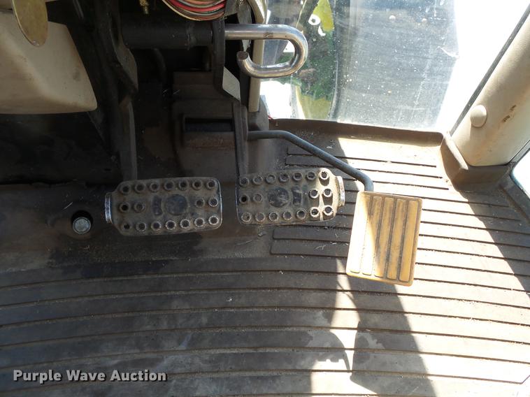 image for item DD2329 2005 John Deere 6615 MFWD tractor