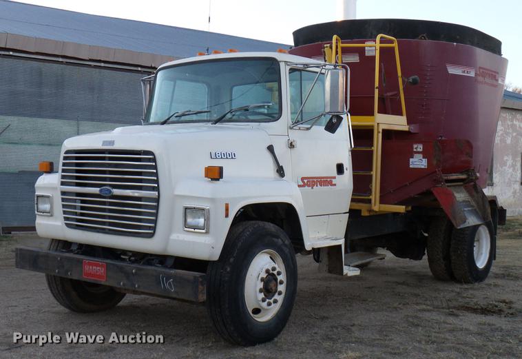image for item DD5386 1995 Ford L8000 feed mixer truck
