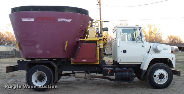 image for item DD5386 1995 Ford L8000 feed mixer truck