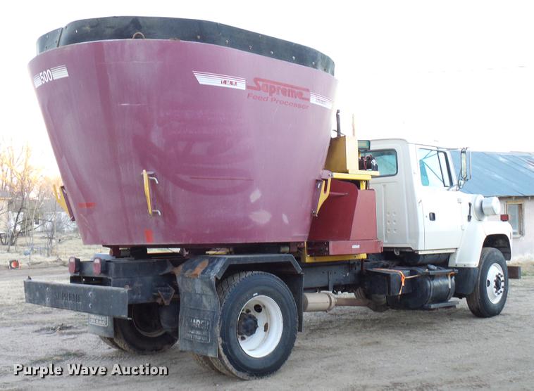 image for item DD5386 1995 Ford L8000 feed mixer truck