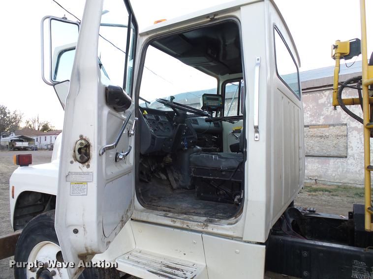 image for item DD5386 1995 Ford L8000 feed mixer truck
