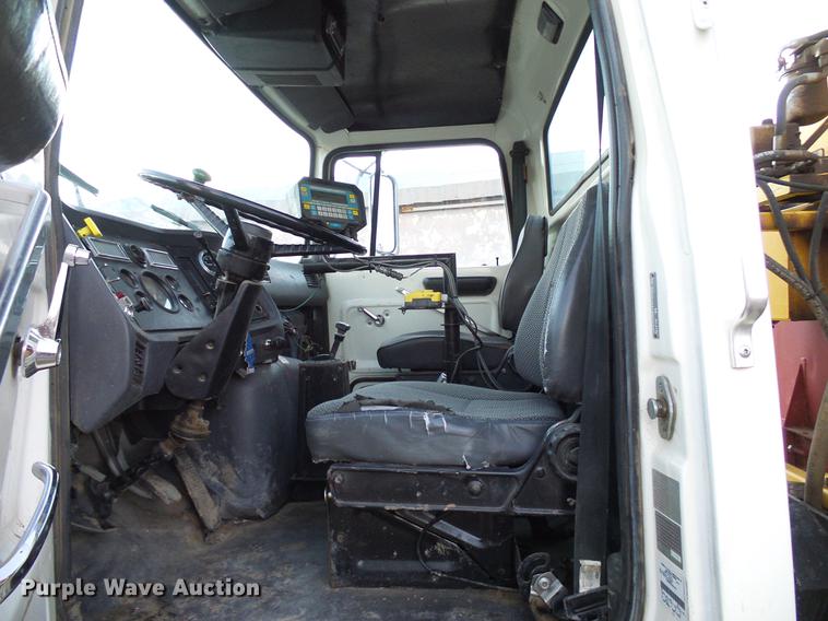 image for item DD5386 1995 Ford L8000 feed mixer truck