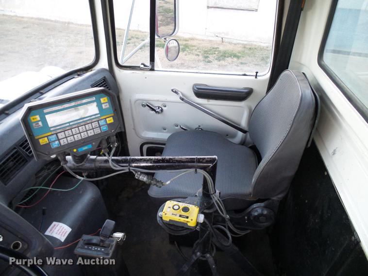 image for item DD5386 1995 Ford L8000 feed mixer truck