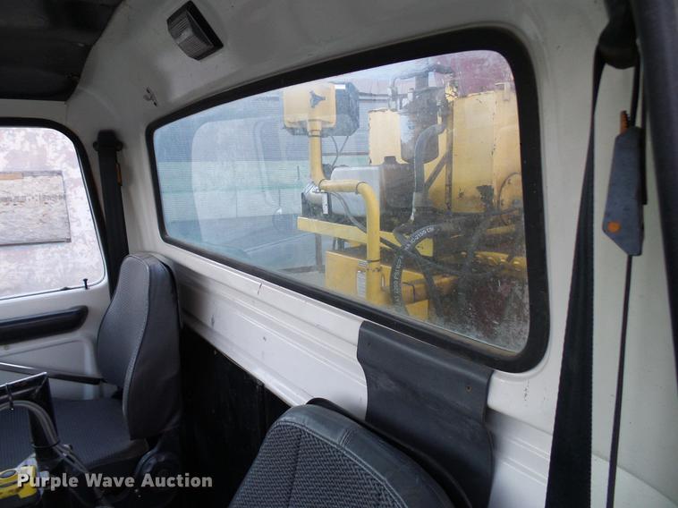 image for item DD5386 1995 Ford L8000 feed mixer truck