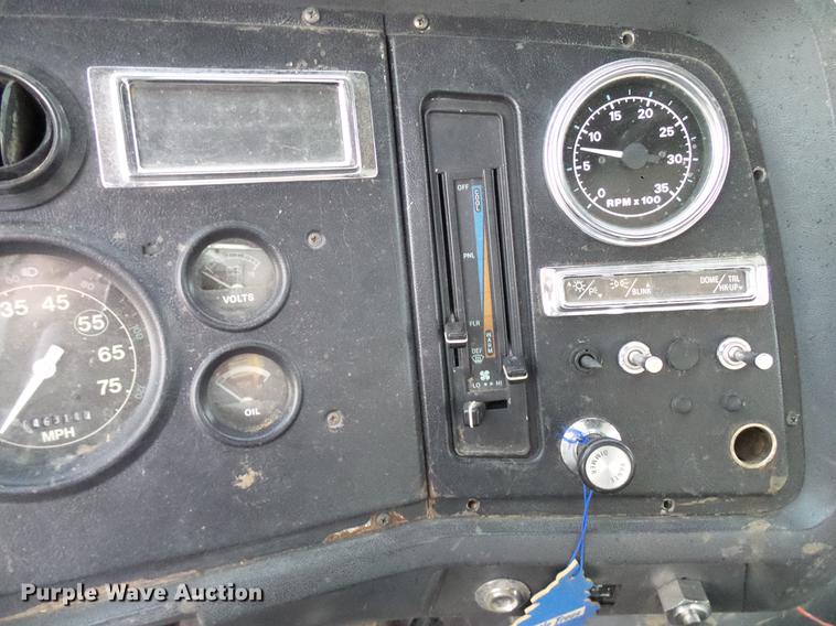 image for item DD5386 1995 Ford L8000 feed mixer truck