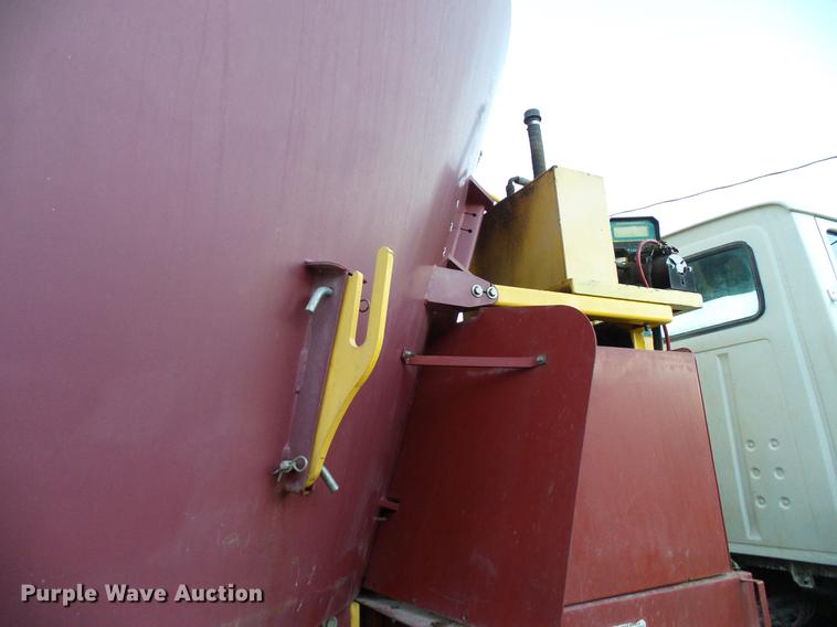 image for item DD5386 1995 Ford L8000 feed mixer truck