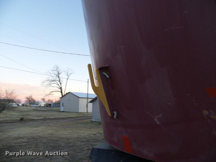 image for item DD5386 1995 Ford L8000 feed mixer truck