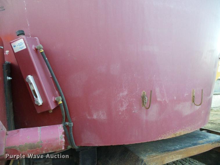 image for item DD5386 1995 Ford L8000 feed mixer truck