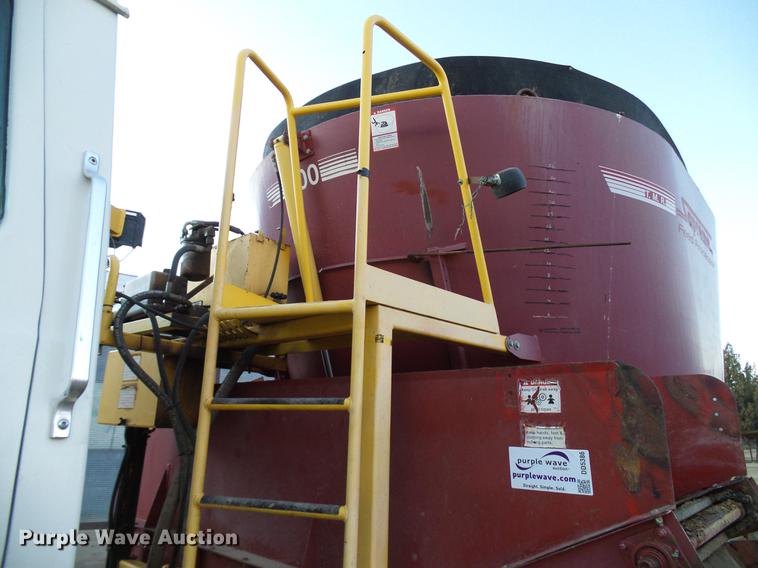 image for item DD5386 1995 Ford L8000 feed mixer truck