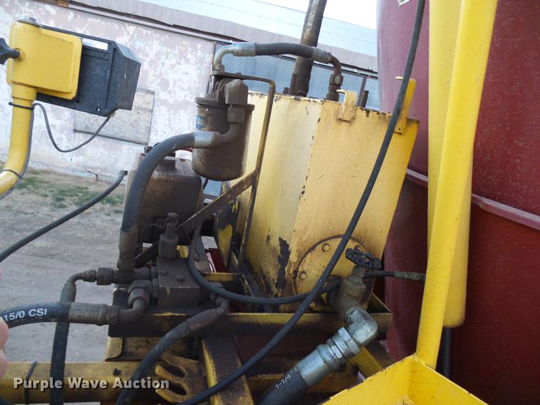 image for item DD5386 1995 Ford L8000 feed mixer truck