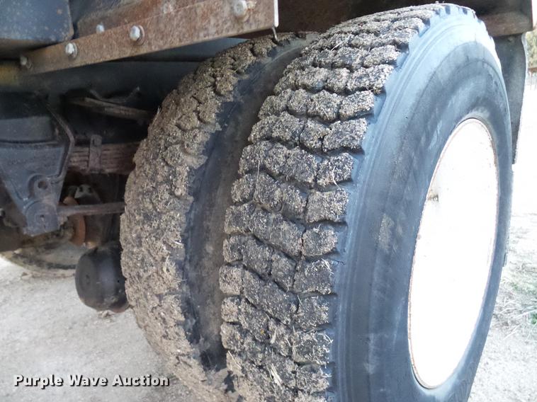 image for item DD5386 1995 Ford L8000 feed mixer truck