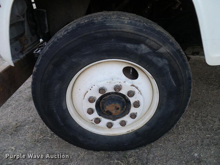 image for item DD5386 1995 Ford L8000 feed mixer truck