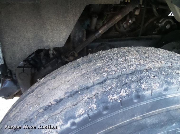 image for item DD5386 1995 Ford L8000 feed mixer truck