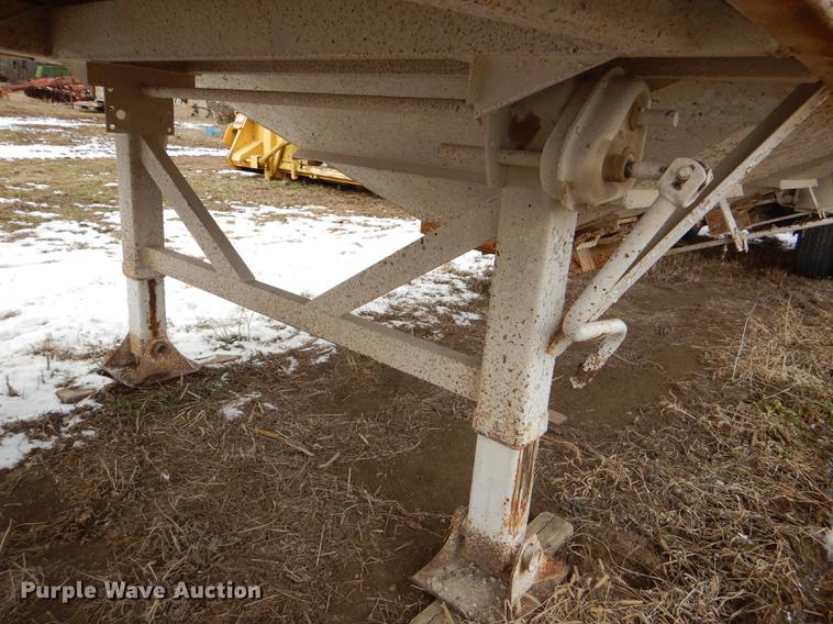 image for item DE0152 1996 White double hopper bottom grain trailer