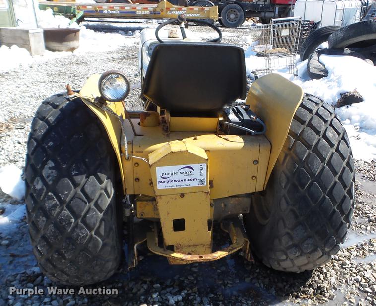 image for item DE7618 1969 International 154 Cub Lo-Boy tractor