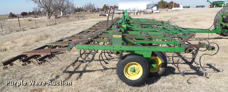 image for item DF2970 John Deere 960 field cultivator