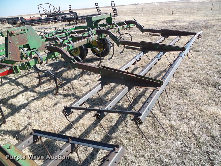 image for item DF2970 John Deere 960 field cultivator