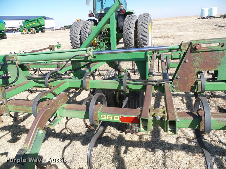 image for item DF2970 John Deere 960 field cultivator
