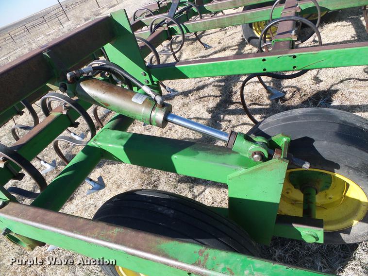 image for item DF2970 John Deere 960 field cultivator