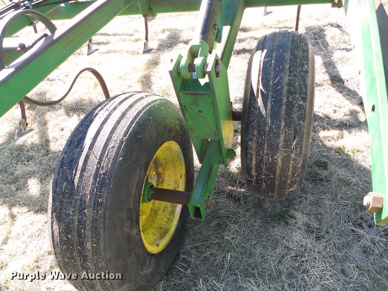 image for item DF2970 John Deere 960 field cultivator