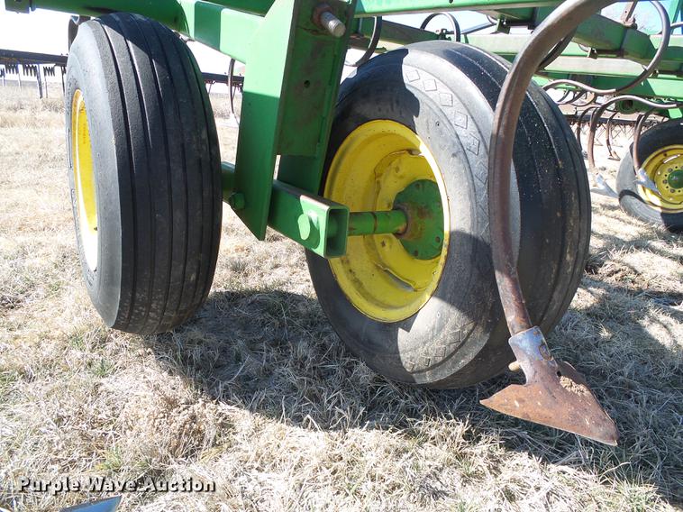 image for item DF2970 John Deere 960 field cultivator