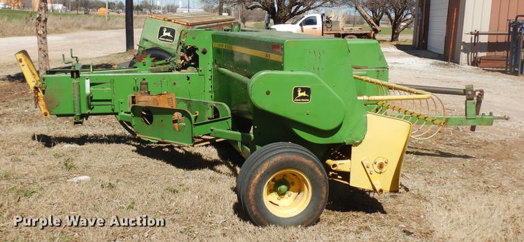 image for item DF4362 John Deere 346 small square baler