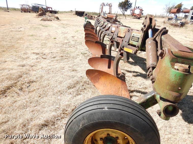 image for item DF4376 John Deere 3710 nine bottom plow