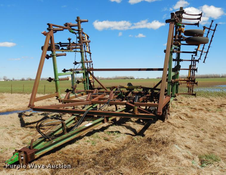 image for item DF4379 John Deere 1610 sweep plow