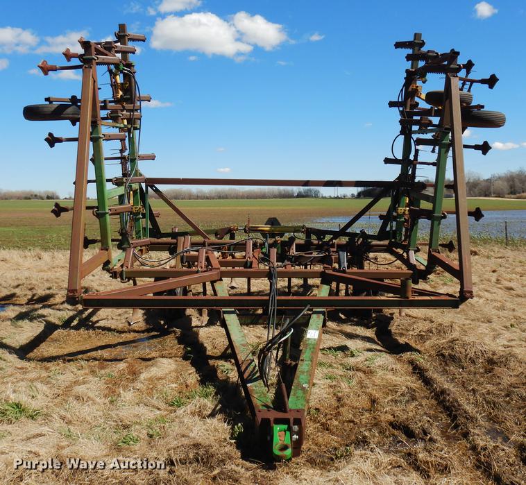 image for item DF4379 John Deere 1610 sweep plow