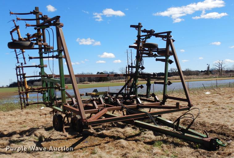 image for item DF4379 John Deere 1610 sweep plow