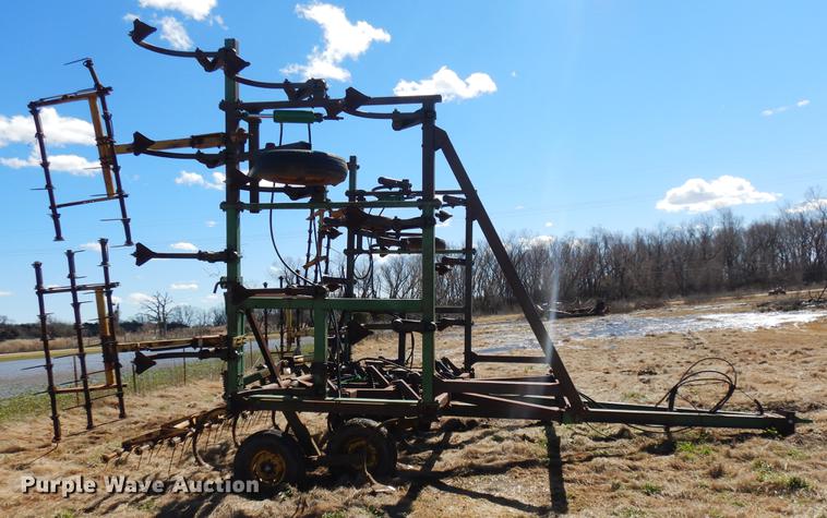 image for item DF4379 John Deere 1610 sweep plow