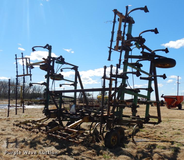 image for item DF4379 John Deere 1610 sweep plow