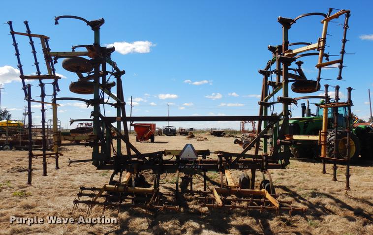 image for item DF4379 John Deere 1610 sweep plow