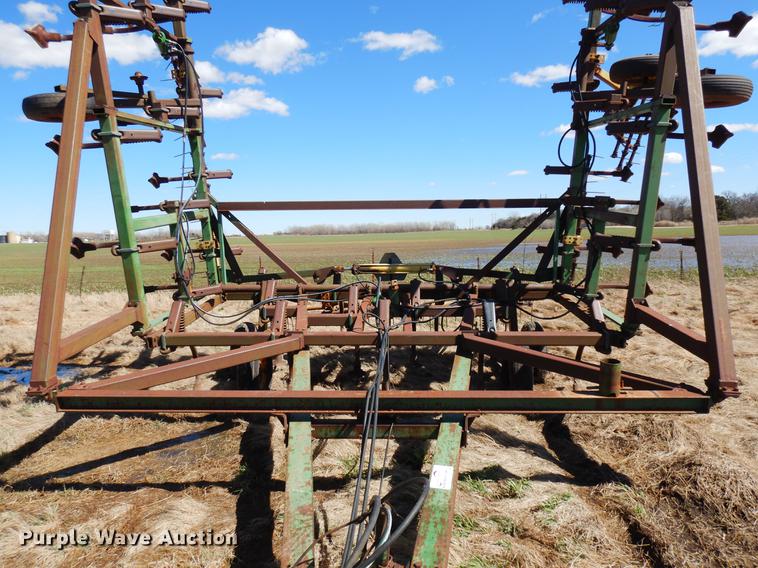 image for item DF4379 John Deere 1610 sweep plow