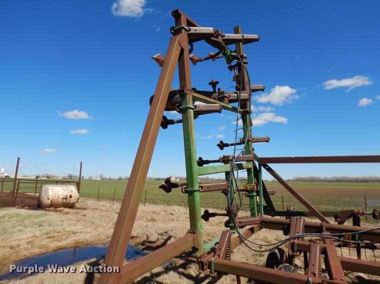 image for item DF4379 John Deere 1610 sweep plow