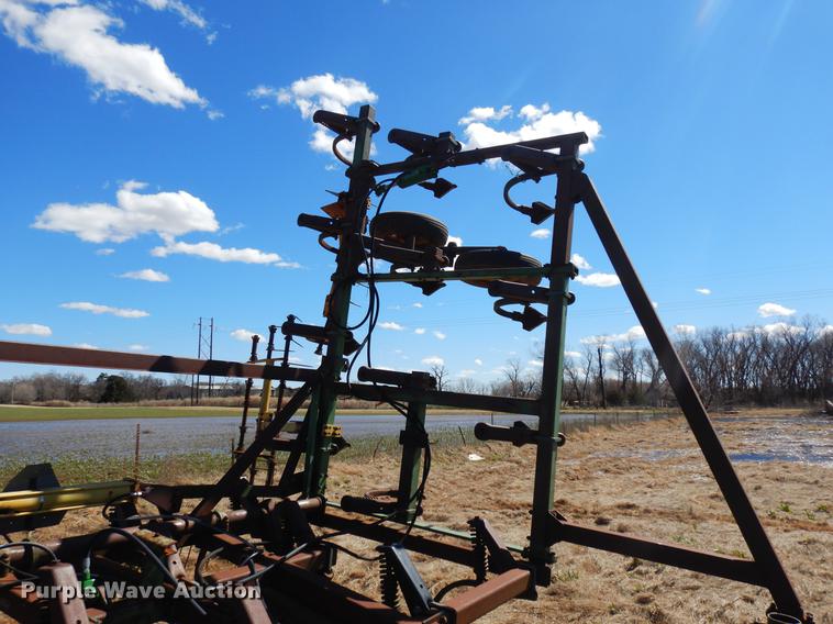 image for item DF4379 John Deere 1610 sweep plow