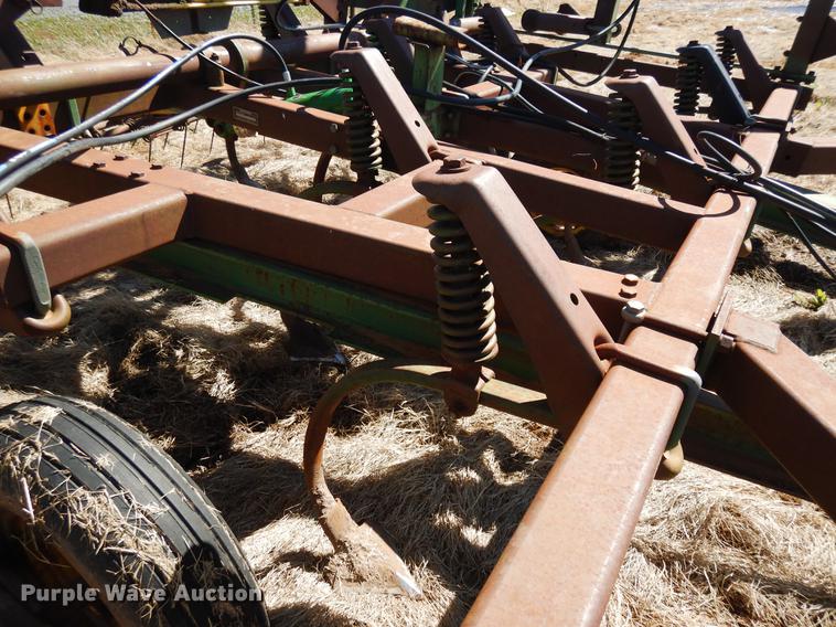 image for item DF4379 John Deere 1610 sweep plow