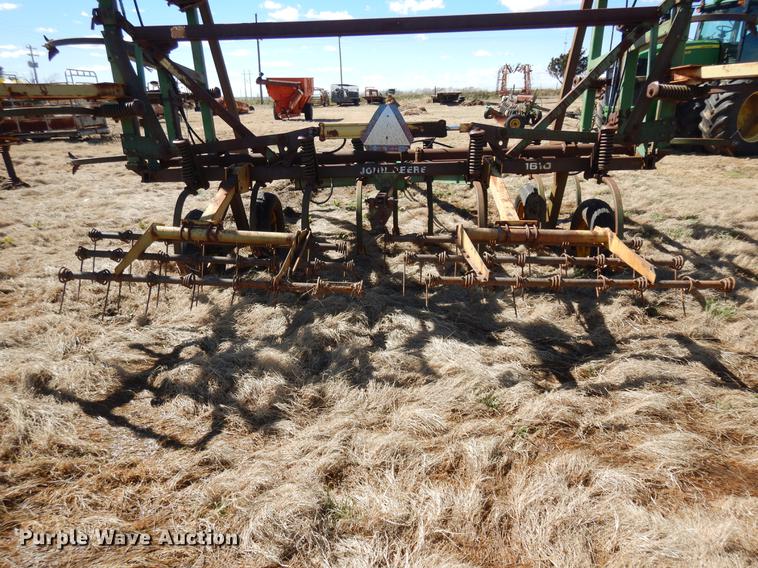 image for item DF4379 John Deere 1610 sweep plow