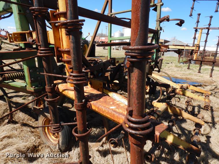 image for item DF4379 John Deere 1610 sweep plow