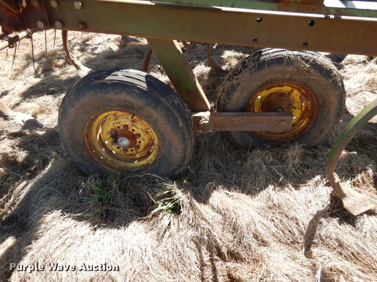 image for item DF4379 John Deere 1610 sweep plow