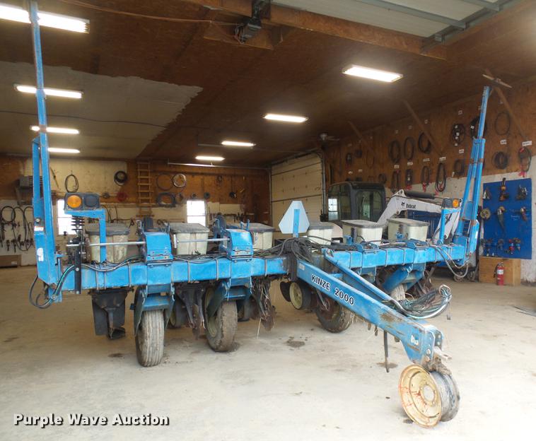 image for item DF7148 Kinze 2000 no-till planter