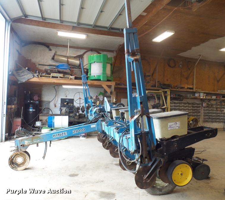 image for item DF7148 Kinze 2000 no-till planter