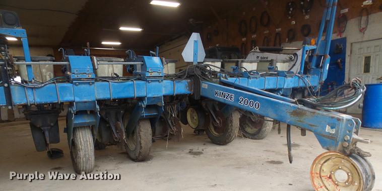 image for item DF7148 Kinze 2000 no-till planter
